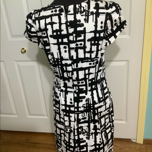 Geometric design dress - Picture 4 of 4